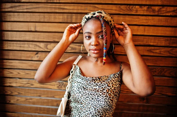 Linda Mulher Afro Americana Com Dreadlocks Roupa Leopardo Café Bonita — Fotografia de Stock