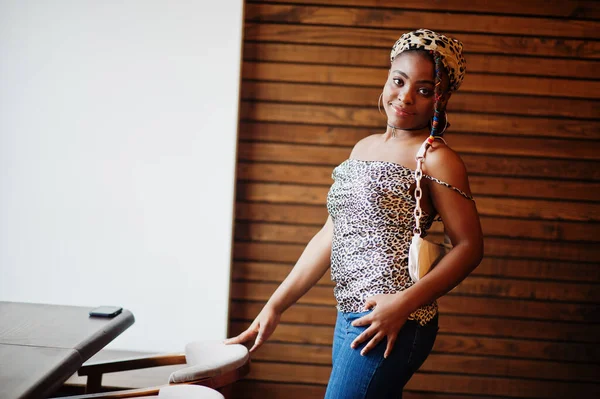 Прекрасная Африканская Американка Дредами Леопардовом Костюме Кафе Модная Чернокожая Девушка — стоковое фото
