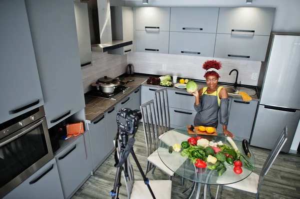Αφροαμερικανή Που Βιντεοσκοπεί Blog Της Για Υγιεινό Φαγητό Στην Κουζίνα — Φωτογραφία Αρχείου