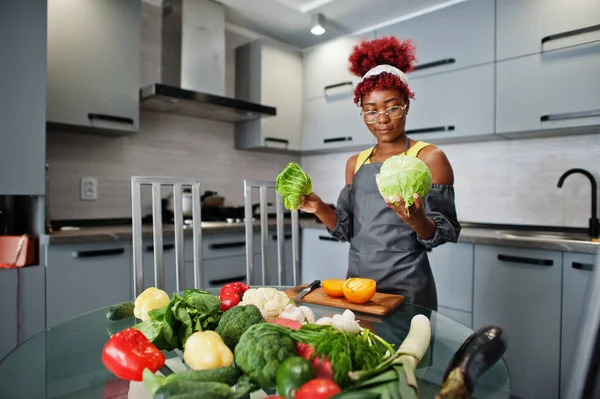 Αφροαμερικανή Που Ετοιμάζει Υγιεινό Φαγητό Στην Κουζίνα Του Σπιτιού Κρατούσε — Φωτογραφία Αρχείου