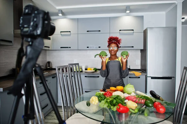 Afroamerikanerin Filmt Ihren Blog Über Gesunde Ernährung Der Heimischen Küche — Stockfoto