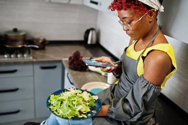 African American Woman Preparing Healthy Food Home Kitchen She Making — Stock Photo, Image