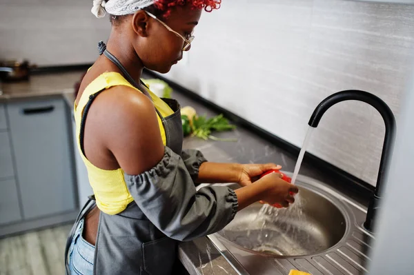 Afrikanerin Bereitet Gesundes Essen Der Heimischen Küche Sie Wäscht Produkte — Stockfoto