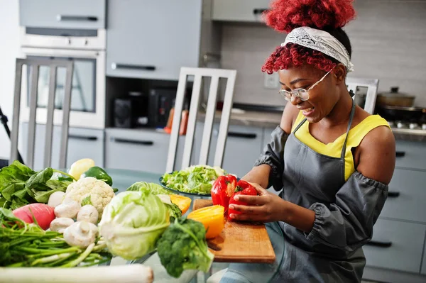 African American Woman Preparing Healthy Food Home Kitchen She Cuts — Stock Photo, Image