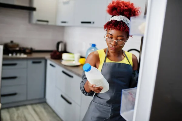 Afroamerikanerin Hause Küche Offen Kühlschrank Und Bekam Milchflasche — Stockfoto