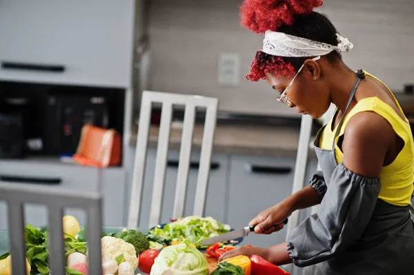 Африканська Американка Яка Вихваляє Здорову Їжу Вдома Кухні — стокове фото