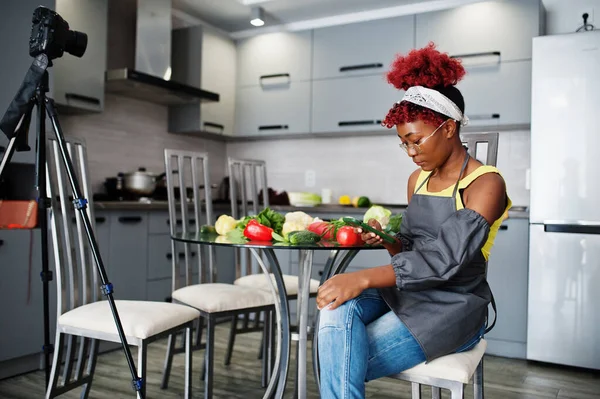 African American Woman Filming Her Blog Broadcast Healthy Food Home — Stock Photo, Image