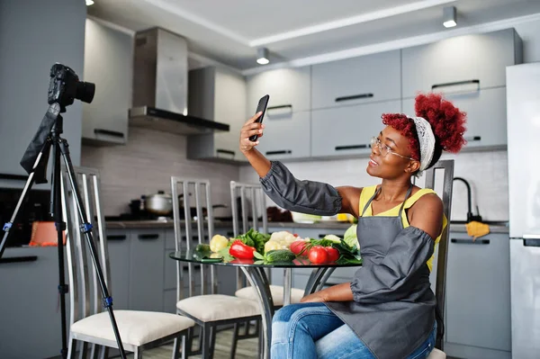 Afroamerikanerin Filmt Ihre Blog Sendung Über Gesundes Essen Der Heimischen — Stockfoto