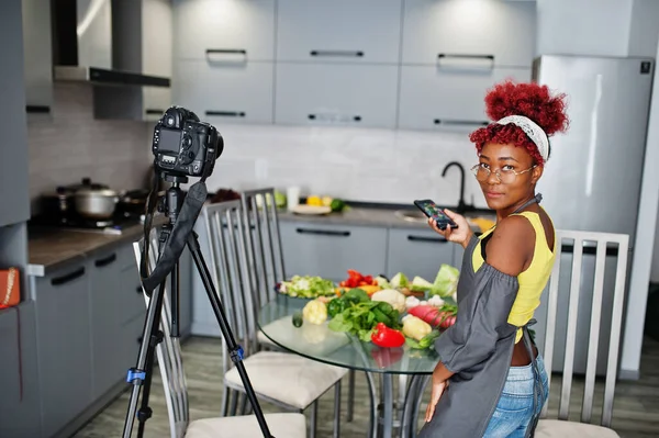 Αφροαμερικανή Γυναίκα Μαγνητοσκόπηση Blog Της Εκπομπής Σχετικά Υγιεινό Φαγητό Στο — Φωτογραφία Αρχείου