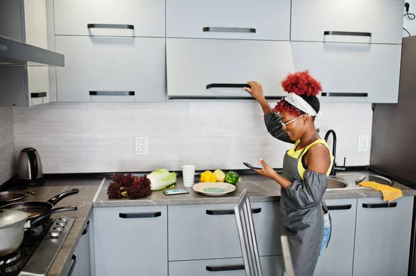 Afroamerikanerin Hause Der Küche Und Telefon — Stockfoto