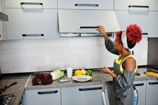 Afroamerikanerin Öffnet Hause Die Schublade — Stockfoto