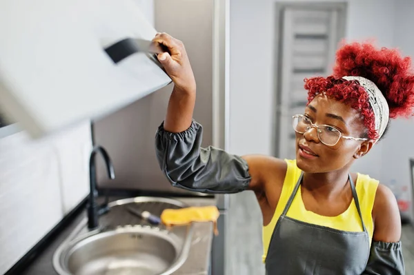 Afroamerikanerin Öffnet Hause Die Schublade — Stockfoto