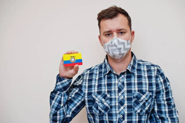 Чоловік Пробній Сорочці Показує Прапор Еквадору Руці Одягає Захисну Маску — стокове фото