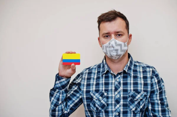Чоловік Пробній Сорочці Показує Колумбійський Прапор Руці Носити Захисну Маску — стокове фото