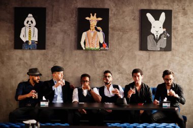 Bir grup yakışıklı eski tarz iyi giyimli gangster kulüpte oturup viski içerek vakit geçiriyorlar. Restoranda çok ırklı erkek mafya partisi var..
