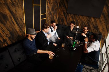 Bir grup yakışıklı eski tarz iyi giyimli gangster kulüpte nargile içerek vakit geçiriyor. Restoranda çok ırklı erkek mafya partisi var..