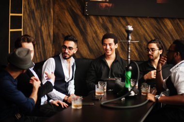 Bir grup yakışıklı eski tarz iyi giyimli gangster kulüpte nargile içerek vakit geçiriyor. Restoranda çok ırklı erkek mafya partisi var..