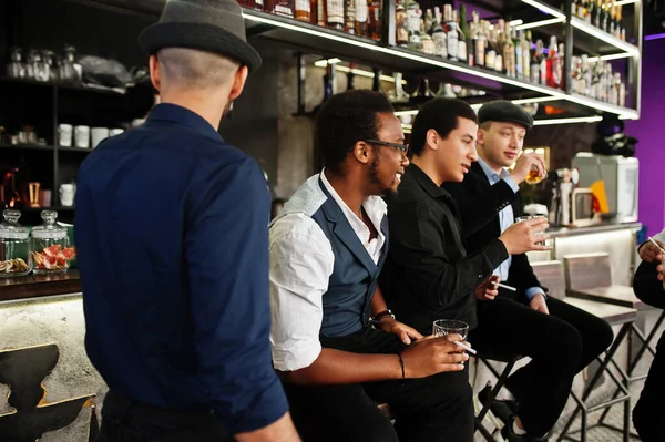 一群英俊的复古男子黑帮成员在俱乐部呆了一段时间 在酒吧柜台喝威士忌 餐厅里的多种族男性单身黑手党派对 — 图库照片