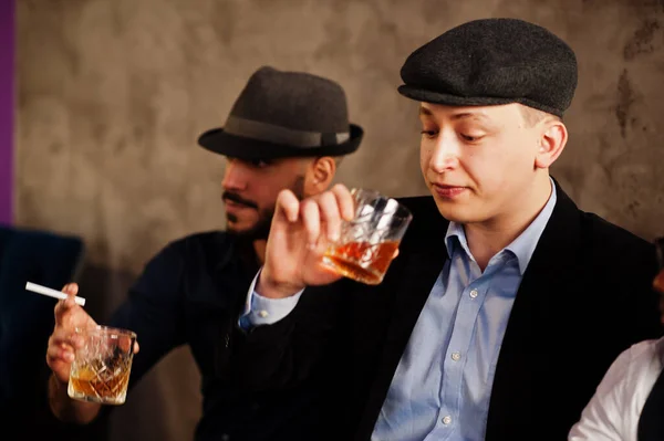 Een Groep Knappe Retro Goed Geklede Mannen Gangsters Brengen Tijd — Stockfoto