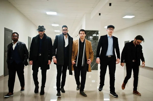 Gruppe Gut Aussehender Gut Gekleideter Männer Gangster Drinnen Hotel Multiethnische — Stockfoto
