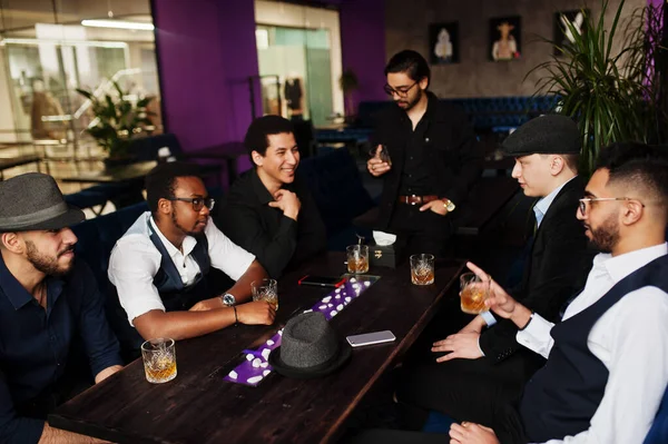 ハンサムなレトロなよく服を着た男のギャングのグループは クラブで時間を過ごす レストランでの多民族男性マフィア独身パーティー — ストック写真