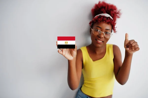 Африканка Волоссям Афро Одягнена Жовтий Синглет Окуляри Тримайте Прапор Єгипту — стокове фото