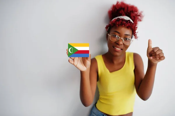 Afrikanerin Mit Afro Haaren Trägt Gelbes Hemd Und Brille Hält — Stockfoto