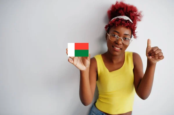 Afrikanerin Mit Afrohaaren Trägt Gelbes Hemd Und Brille Hält Madagaskar — Stockfoto