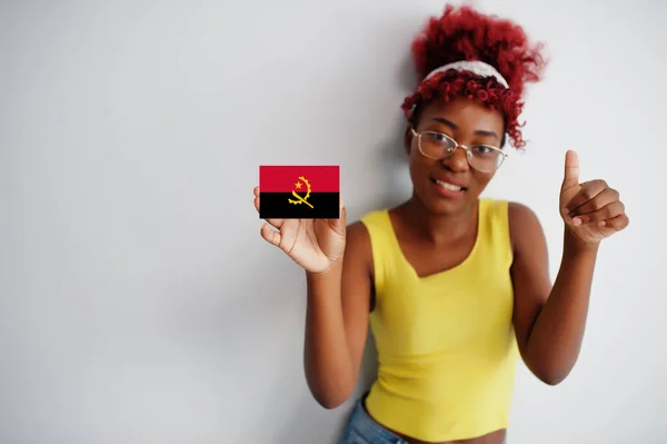 Afričanka Afro Vlasy Nosit Žluté Tílko Brýle Držet Angola Vlajka — Stock fotografie