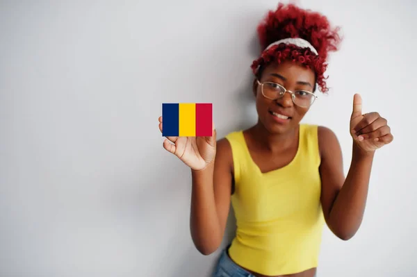Afrikanerin Mit Afro Haaren Trägt Gelbes Hemd Und Brille Hält — Stockfoto