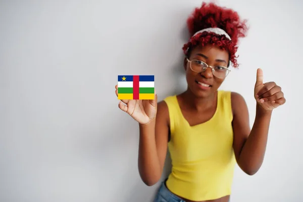 Afrikanerin Mit Afrohaaren Trägt Gelbes Hemd Und Brille Hält Die — Stockfoto