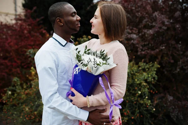 Feliz Pareja Multiétnica Historia Amor Relaciones Entre Hombre Africano Mujer — Foto de Stock