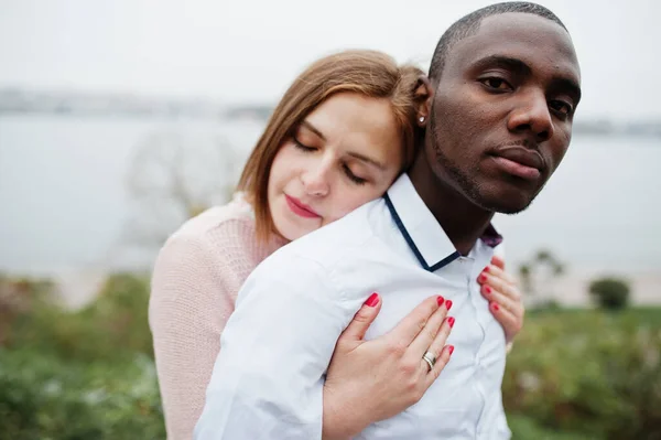 Feliz Pareja Multiétnica Historia Amor Relaciones Entre Hombre Africano Mujer — Foto de Stock