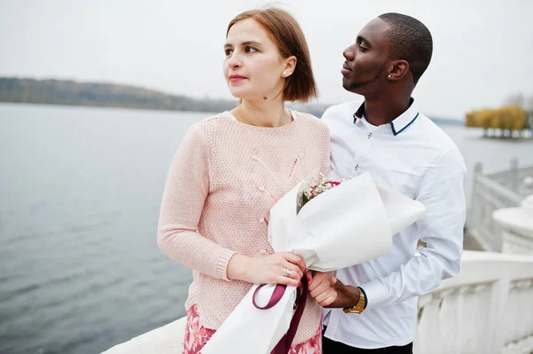 Feliz Pareja Multiétnica Historia Amor Relaciones Entre Hombre Africano Mujer — Foto de Stock