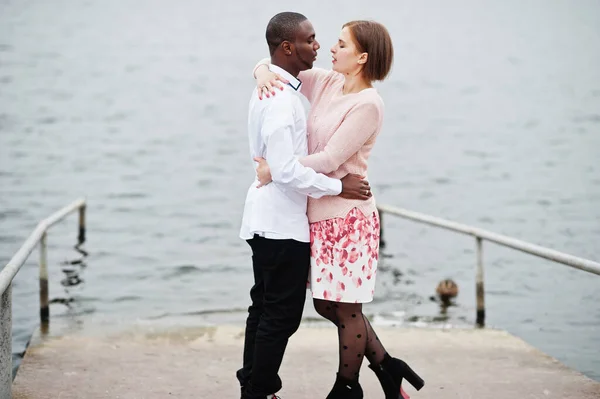 Feliz Pareja Multiétnica Historia Amor Relaciones Entre Hombre Africano Mujer — Foto de Stock