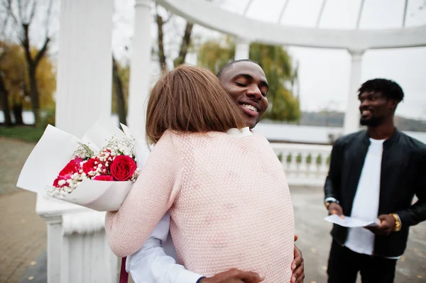 Ceremonia Compromiso Con Pastor Feliz Pareja Multiétnica Historia Amor Relaciones — Foto de Stock