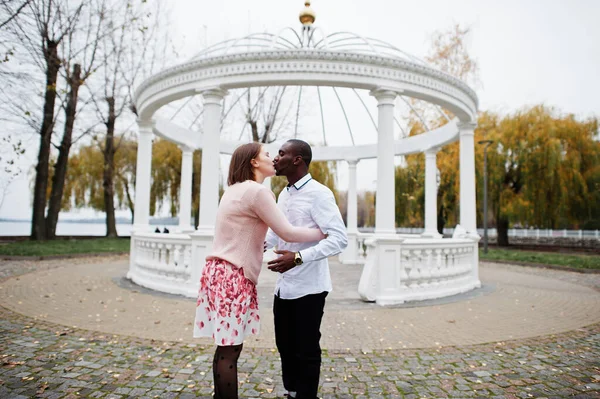 Feliz Pareja Multiétnica Historia Amor Relaciones Entre Hombre Africano Mujer — Foto de Stock