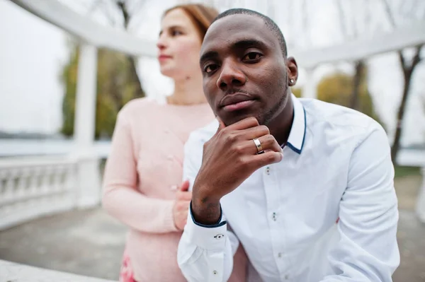 Feliz Pareja Multiétnica Historia Amor Relaciones Entre Hombre Africano Mujer — Foto de Stock