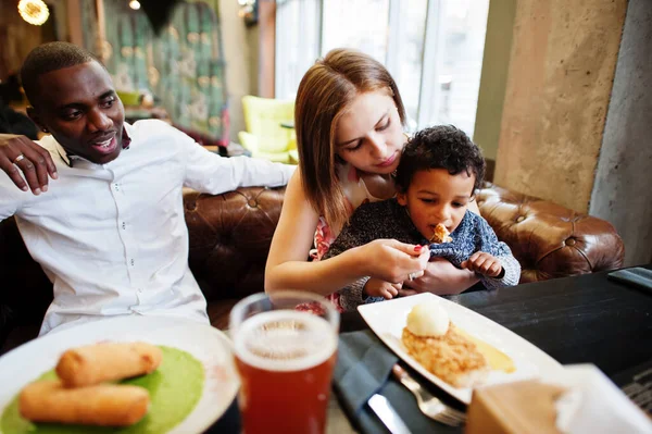 Glückliche Multiethnische Familie Mit Kind Verbringen Zeit Restaurant Beziehungen Zwischen — Stockfoto