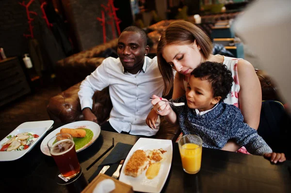 Boldog Többnemzetiségű Család Fiúkkal Töltenek Egy Kis Időt Étteremben Afrikai — Stock Fotó