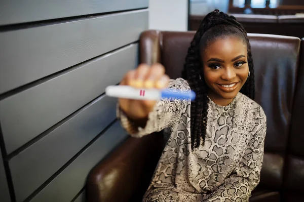 African American Woman Feeling Surprise Hold Pregnancy Test — Stock Photo, Image