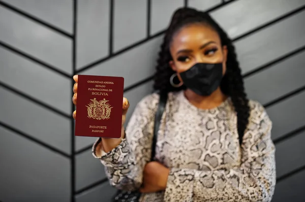 Mujer Afroamericana Con Máscara Facial Negra Muestra Pasaporte Boliviano Mano — Foto de Stock