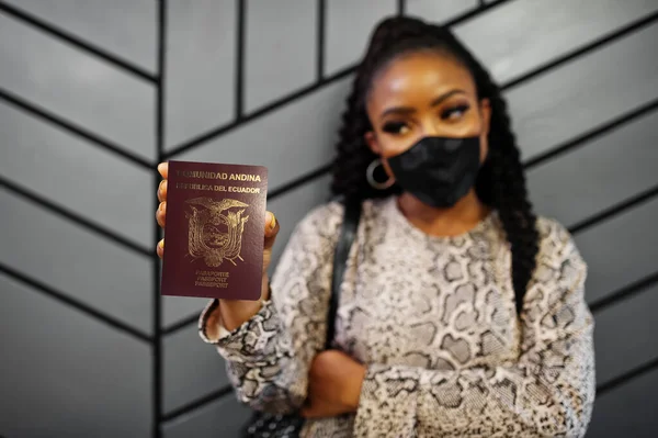 Mujer Afroamericana Con Máscara Facial Negra Muestra Pasaporte Ecuador Mano — Foto de Stock