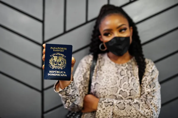 Mulher Afro Americana Usando Máscara Preta Mostra Passaporte República Dominicana — Fotografia de Stock