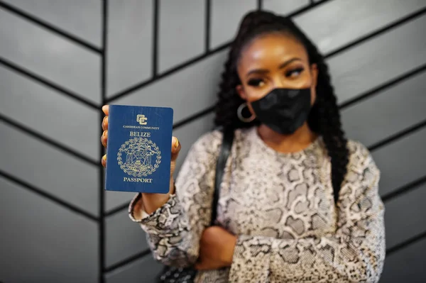 Mujer Afroamericana Con Máscara Facial Negra Muestra Pasaporte Belice Mano — Foto de Stock