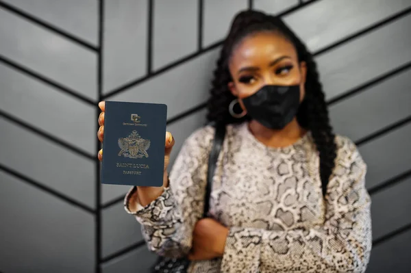 African American Woman Wearing Black Face Mask Show Saint Lucia — Stock Photo, Image