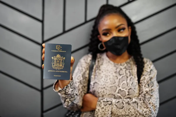 Mujer Afroamericana Con Máscara Facial Negra Muestran Pasaporte Antigua Barbuda — Foto de Stock