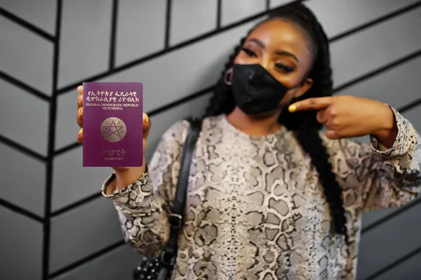 Mulher Africana Usando Máscara Preta Mostra Passaporte Etiópia Mão Coronavírus — Fotografia de Stock