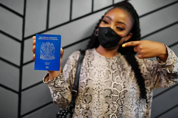 Mulher Africana Usando Máscara Preta Mostra Passaporte Tanzânia Mão Coronavírus — Fotografia de Stock