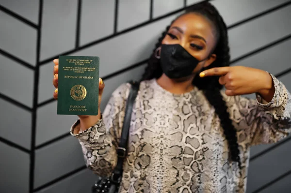 Mulher Africana Usando Máscara Preta Mostra Passaporte Gana Mão Coronavírus — Fotografia de Stock